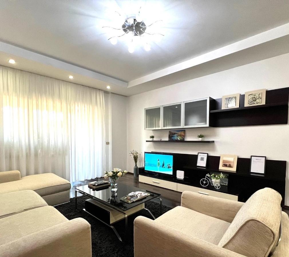 טיראנה Spacious Family-Friendly Apartment In The Heart Of Bllok מראה חיצוני תמונה